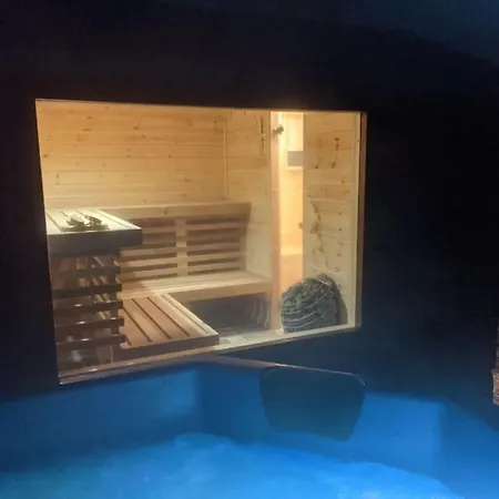 Secluded Private Hot-tub, Sauna & Fire-pit Holiday home *