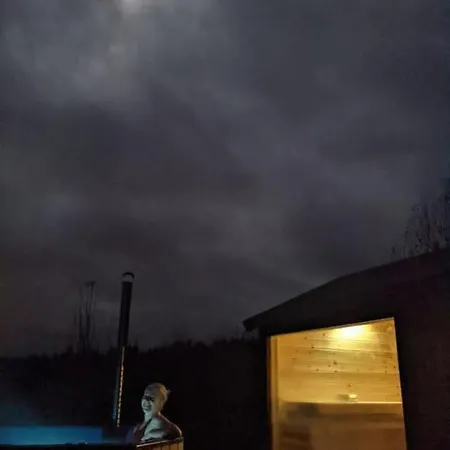 Secluded Private Hot-tub, Sauna & Fire-pit *