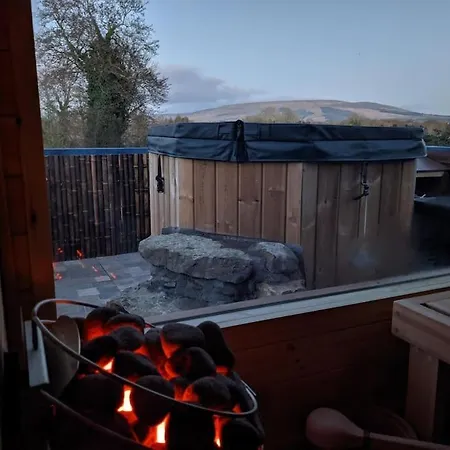 Secluded Private Hot-tub, Sauna & Fire-pit Holiday home