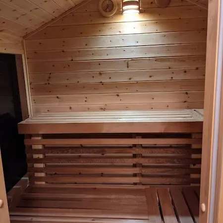 Secluded Private Hot-tub, Sauna&fire-pit *