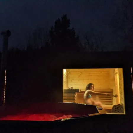 Secluded Private Hot-tub, Sauna & Fire-pit Holiday home