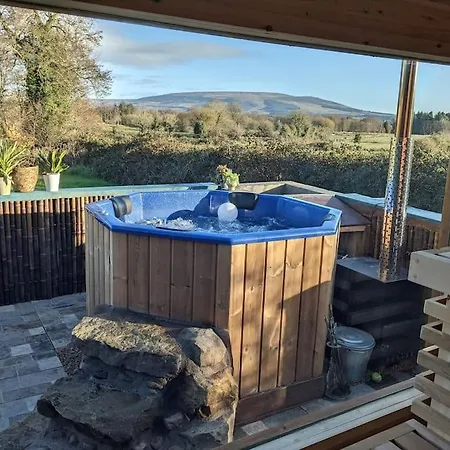 Secluded Private Hot-tub, Sauna & Fire-pit Holiday home