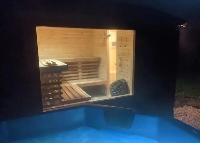 Secluded Private Hot-tub, Sauna & Fire-pit Holiday home *