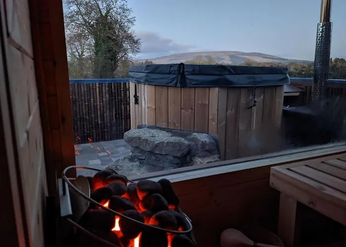 Secluded Private Hot-tub, Sauna & Fire-pit Holiday home