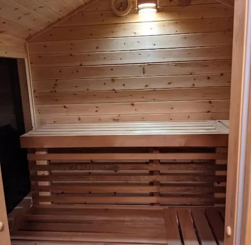 Secluded Private Hot-tub, Sauna & Fire-pit *