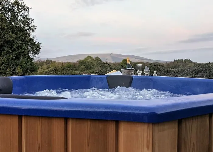 Secluded Private Hot-tub, Sauna & Fire-pit