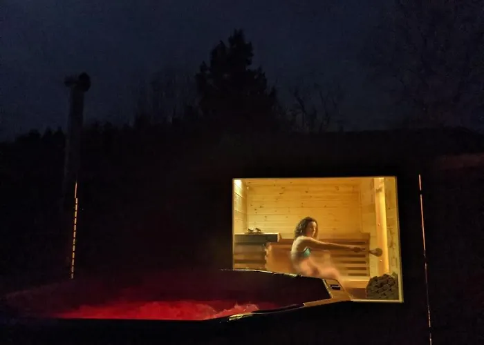 Secluded Private Hot-tub, Sauna & Fire-pit Holiday home