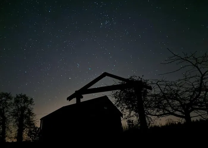 Secluded Private Hot-tub, Sauna & Fire-pit Holiday home *